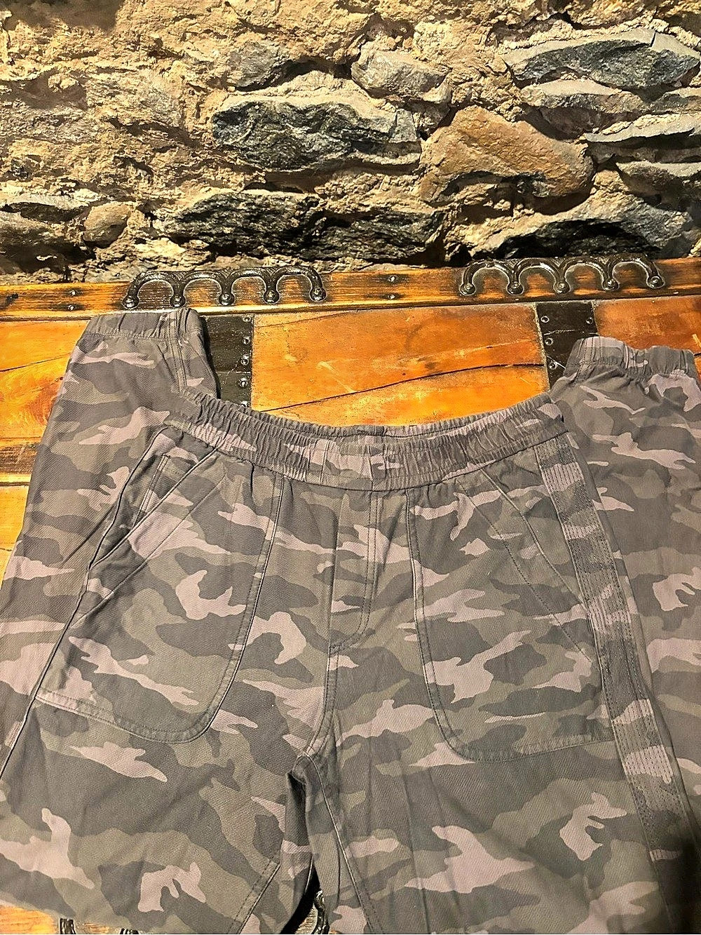 Athleta Farallon Jogger Camo Cargo Shorts Size 4